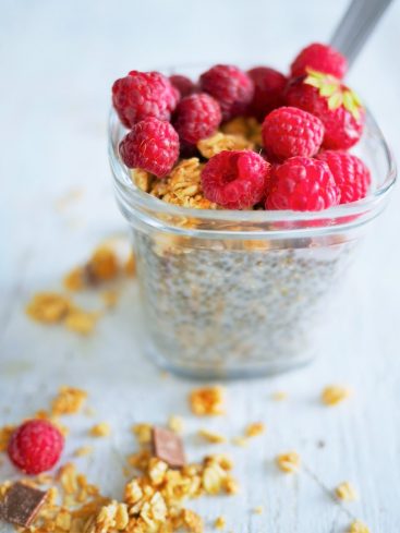 Dessert sain : graines de chia, framboises, granola.