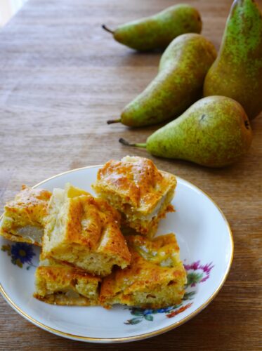 gateau à la poire coupé en morceaux