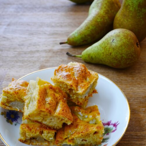 gateau à la poire coupé en morceaux