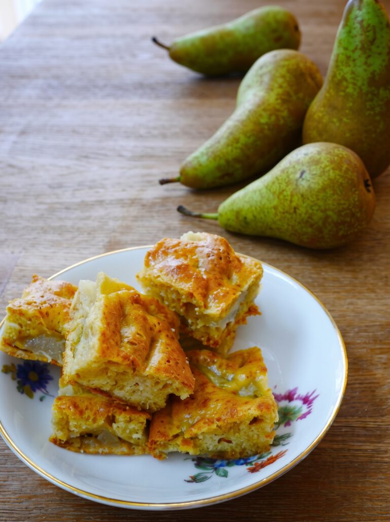 gateau à la poire coupé en morceaux