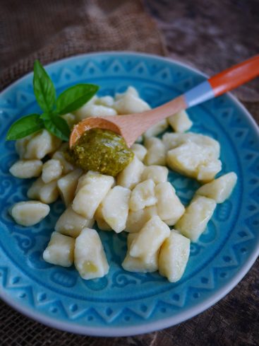 Gnocchis au pesto, plat bleu, cuillère en bois