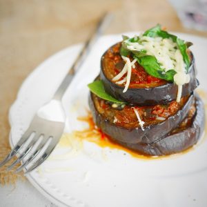 Millefeuille d'aubergines avec tomates, basilic et fromage.