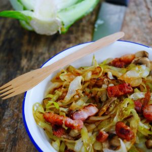 Chou sauté au lard, champignon, dans un bol