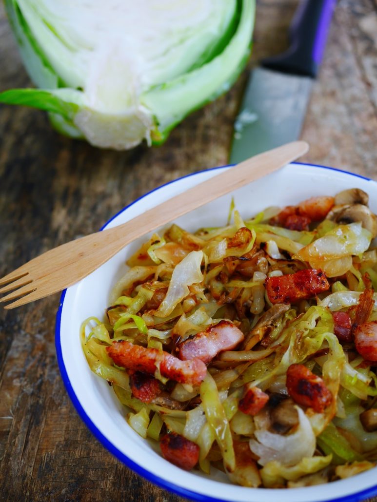 Chou sauté au lard, champignon, dans un bol