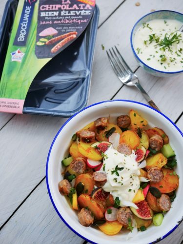 Salade de chipolatas, pommes de terre, figues et sauce.
