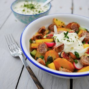 Salade de pommes de terre, saucisse et sauce blanche