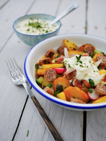 Salade de pommes de terre, saucisse et sauce blanche
