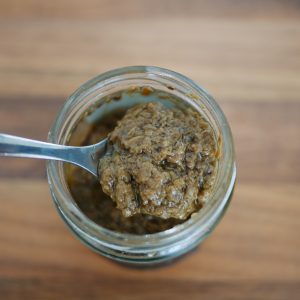 Tapenade dans un bocal, cuillère dessus