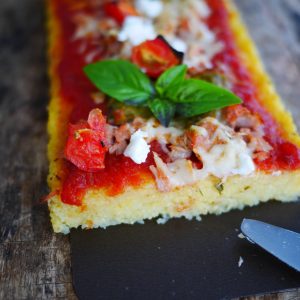 Pizza sur polenta avec tomates et basilic