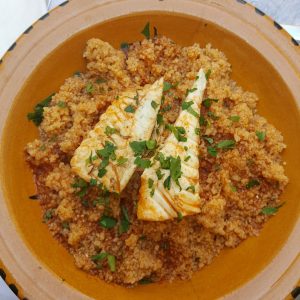 Couscous au poisson dans un plat traditionnel