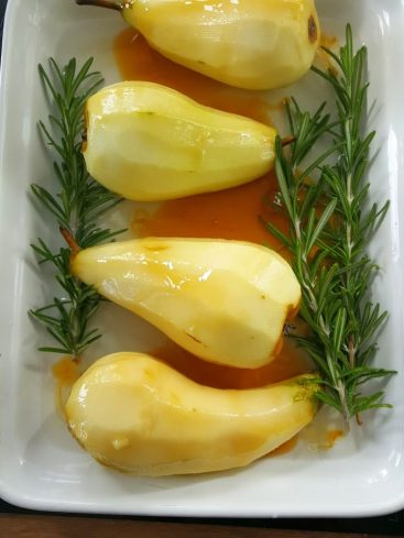 Poires pochées au romarin, plat blanc