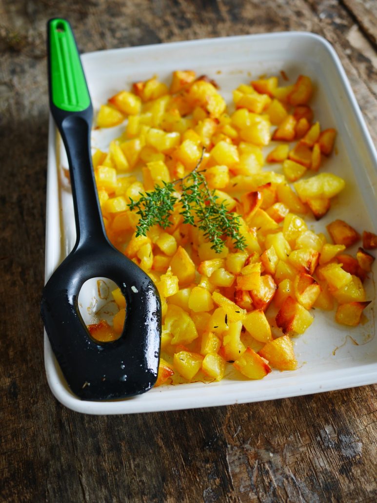 Pommes de terre rissolées avec du thym dans un plat.