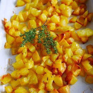 Pommes de terre sautées croustillantes au thym, prêtes à déguster.