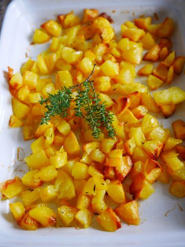 Pommes de terre sautées croustillantes au thym, prêtes à déguster.