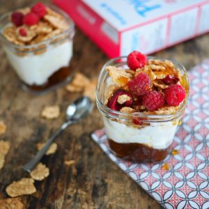 Dessert yaourt, céréales et framboises en verrine