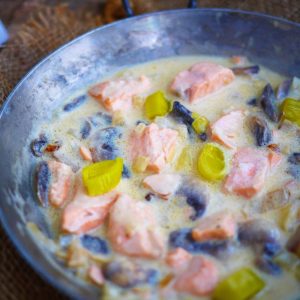 Saumon à la crème, poireaux et champignons en poêle