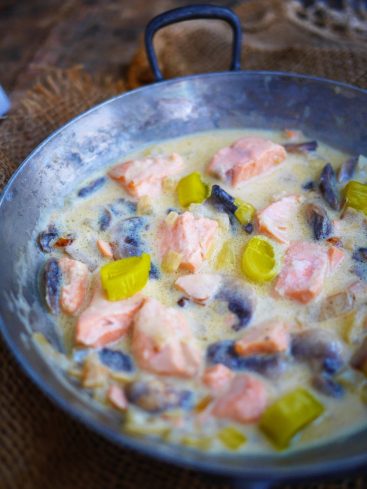 Saumon à la crème, poireaux et champignons en poêle