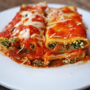 Cannellonis aux épinards, sauce tomate et fromage