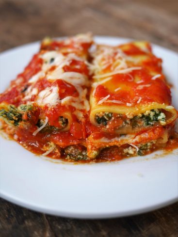 Cannellonis aux épinards, sauce tomate et fromage