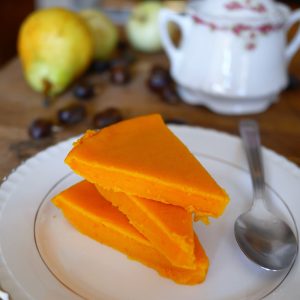 Tarte au potimarron sur assiette avec poire et sucrier