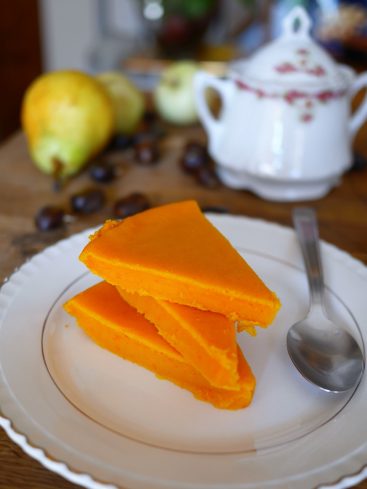 Tarte au potimarron sur assiette avec poire et sucrier