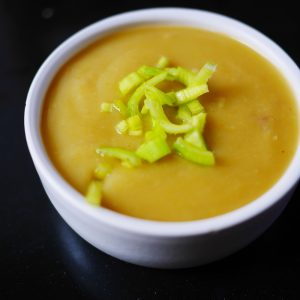 Soupe de légumes avec garniture de poireau haché