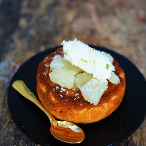 Gâteau à l'ananas, crème et noix de coco.