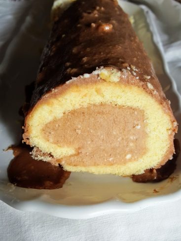 Gâteau roulé au chocolat, crème marron. Délicieux dessert.