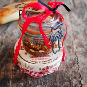 Bocal d'amandes marinées sur fromage Le Rustique.