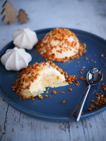 Dessert glacé aux noisettes et meringues sur assiette.
