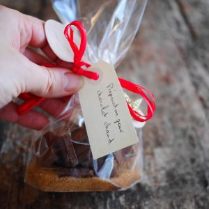 Préparation pour chocolat chaud emballée, ruban rouge.
