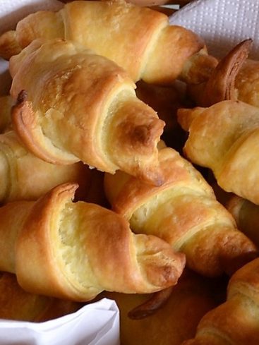 Panier de croissants dorés, pâtisserie française