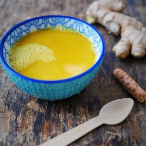 Lait d'or au curcuma, gingembre et cuillère.
