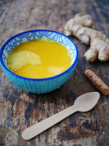 Lait d'or au curcuma, gingembre et cuillère.