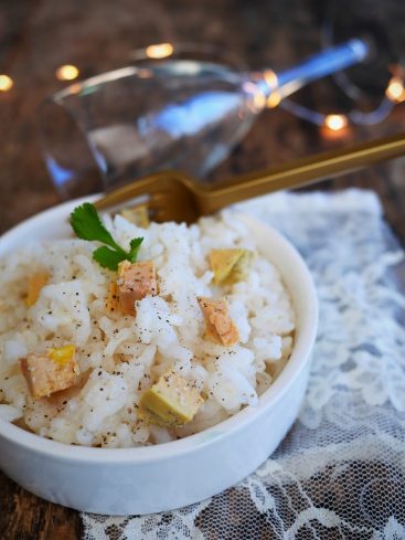Bol de riz avec foie gras, éclairage festif.