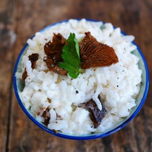 Risotto crémeux aux morilles et persil, vue de dessus