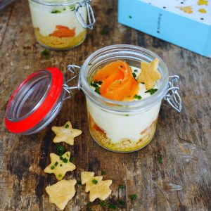 Verrine saumon, biscuits festifs sur table boisée
