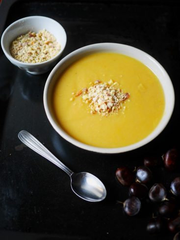 Soupe de potimarron avec châtaignes et crumble d'amandes.