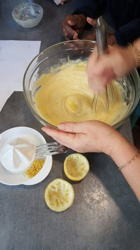 Préparation d'une recette citronnée : pâte, presse-agrumes, zestes.