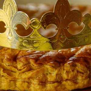 Galette des rois avec couronne dorée