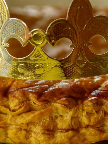Galette des rois avec couronne dorée