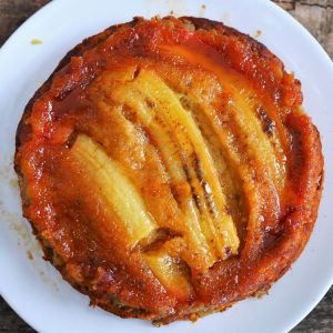 Gâteau renversé à la banane, vue de dessus.