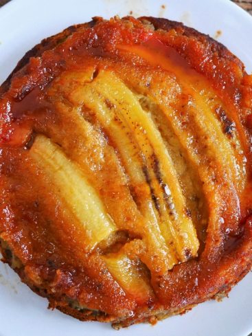 Gâteau renversé à la banane, vue de dessus.