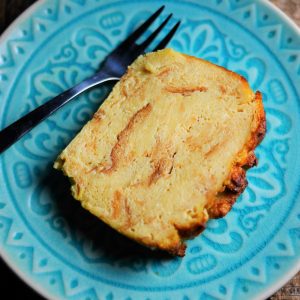 Tranche de pain perdu sur assiette bleue