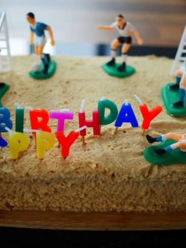Gâteau d'anniversaire sur le thème du football