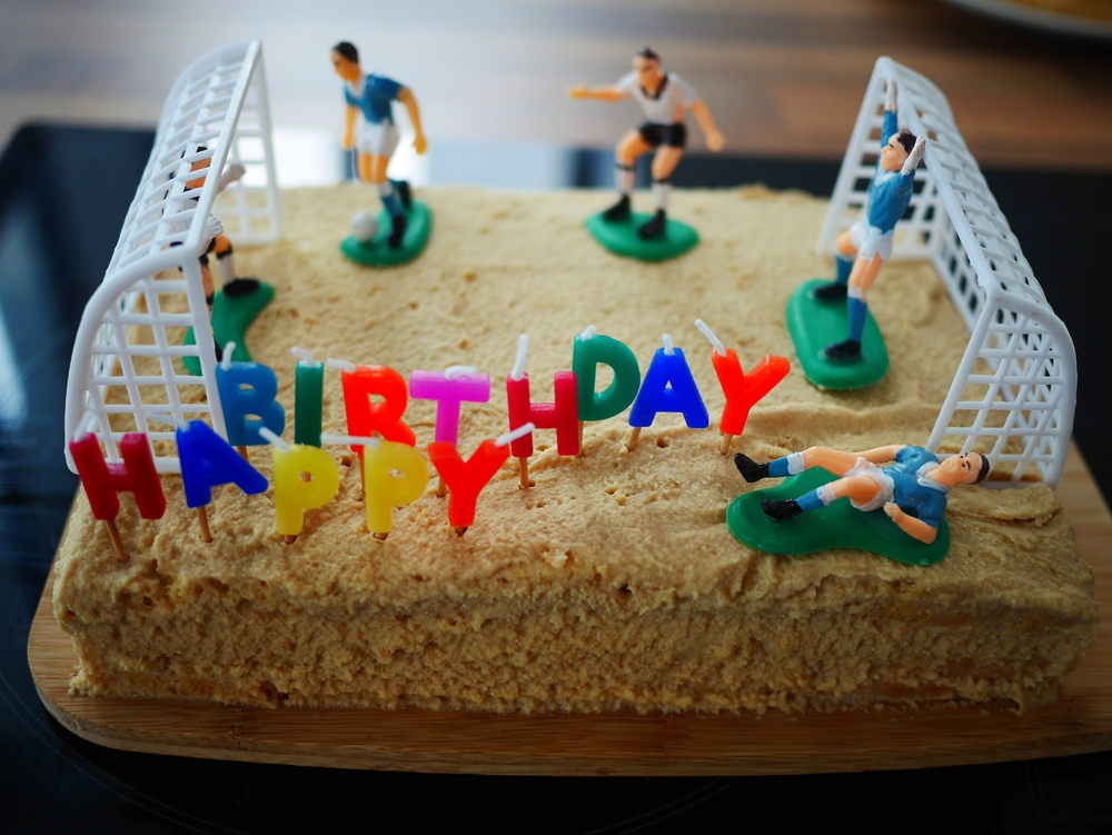 un gâteau d'anniversaire en forme de terrain de foot