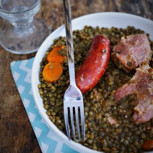 Plat de lentilles avec saucisse et viande.