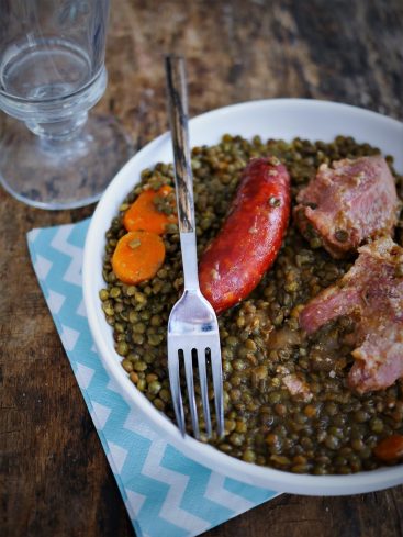 Plat de lentilles avec saucisse et viande.