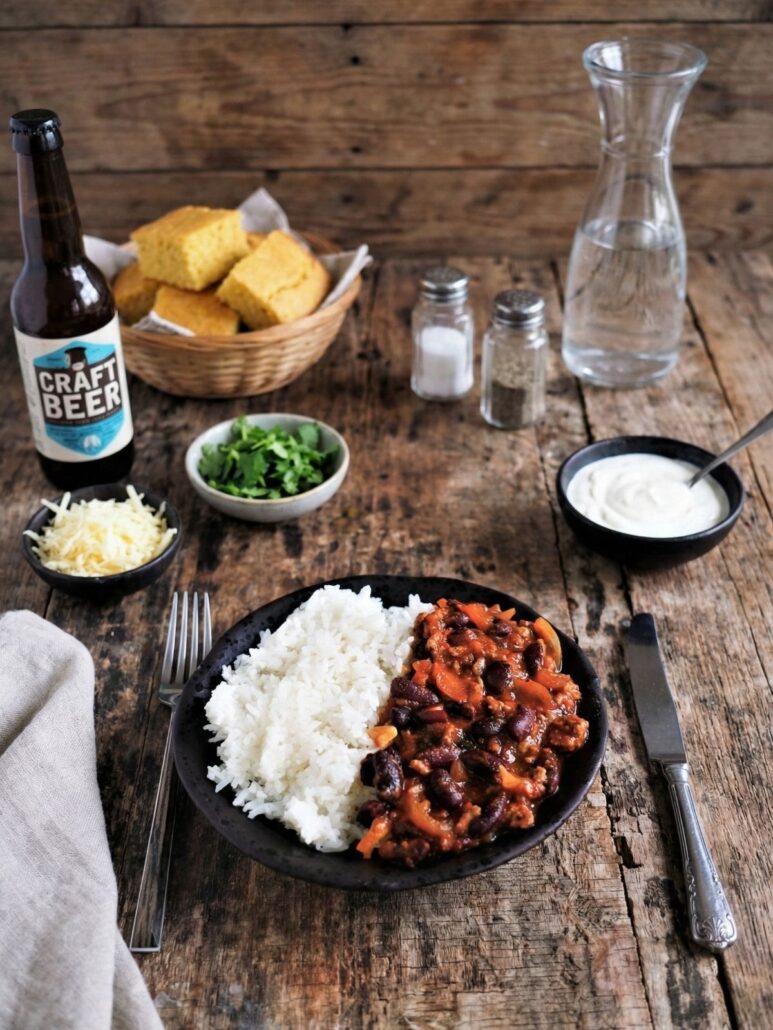 Chili con carne avec con bread, fromage et crème fraîche