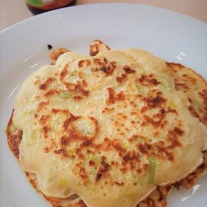 Crêpes aux légumes sur assiette blanche, sauce soja